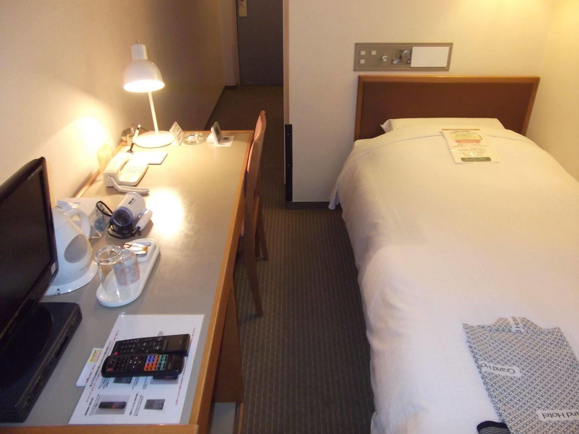 Ichikawa Grand Hotel Bagian luar foto